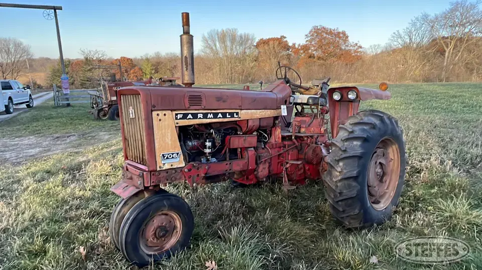 1966 Farmall 706 2WD Tractor