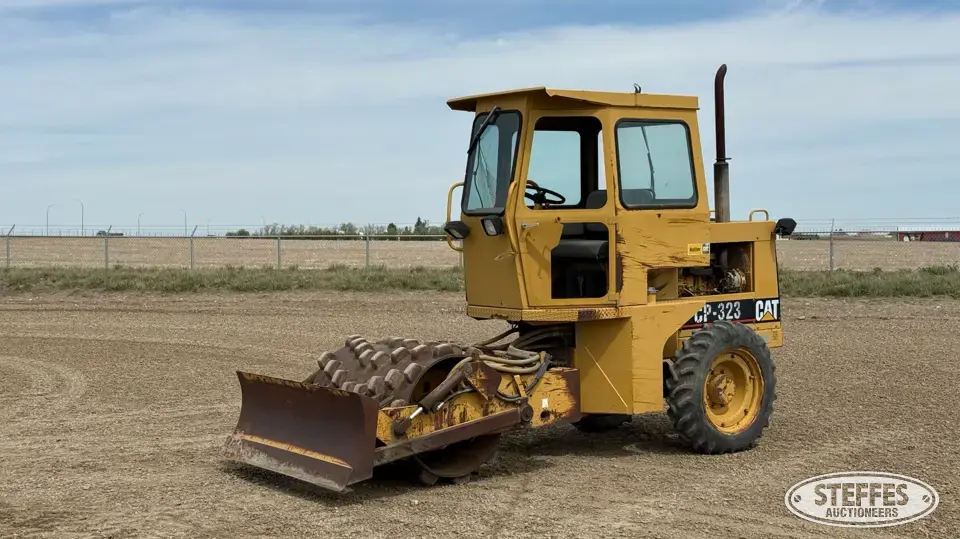 1994 CAT CP-323 Self-Propelled Padfoot Compactor