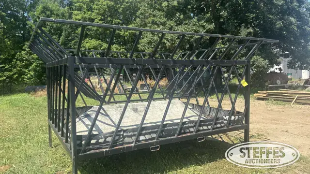 Round bale feeder