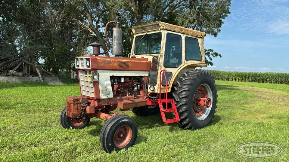 1973 Farmall 966 2WD Tractor