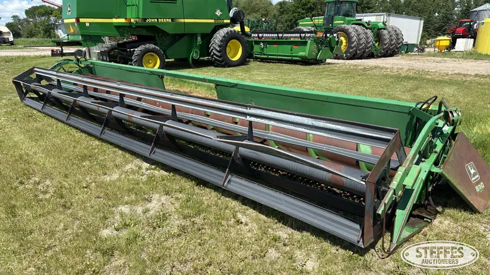 1993 John Deere 930R Rigid Head