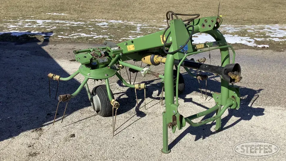 2005 Krone Tedder Rake