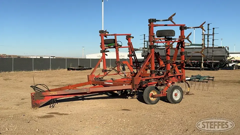 International 5500 Chisel Plow