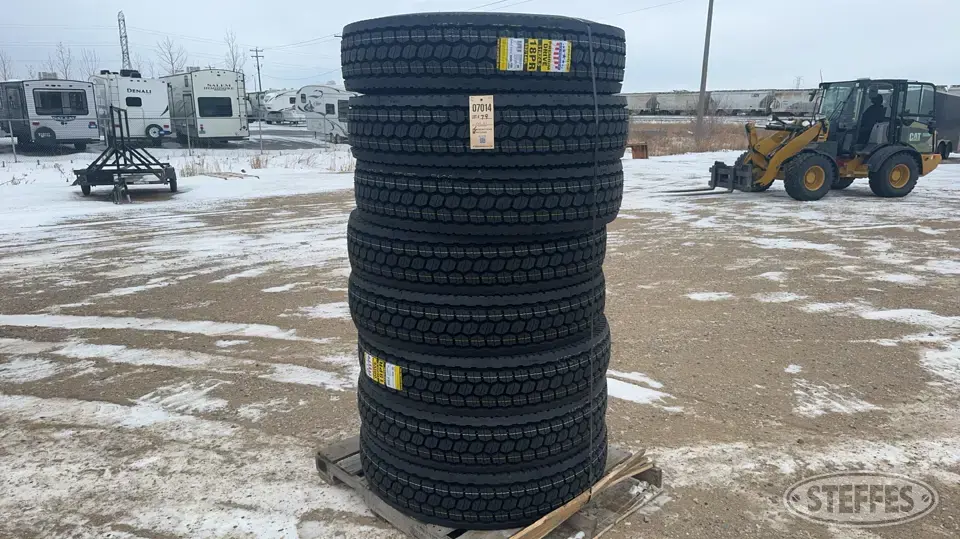 (8) Zwarthz 11R24.5 drive tires Truck Tire