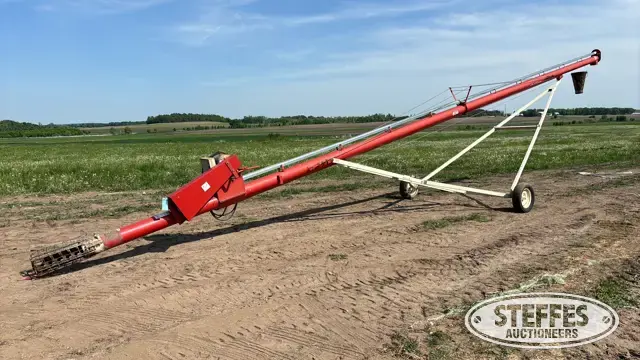Buhler Farm King 856
