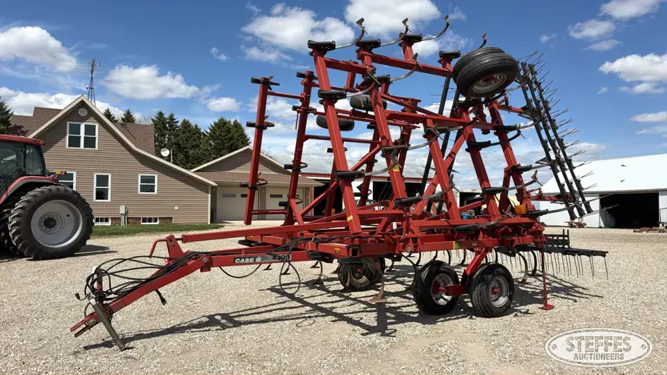 Case IH 4300 Field Cultivator