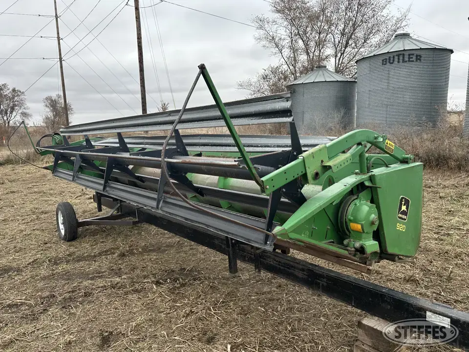 1989 John Deere 920 Rigid Head