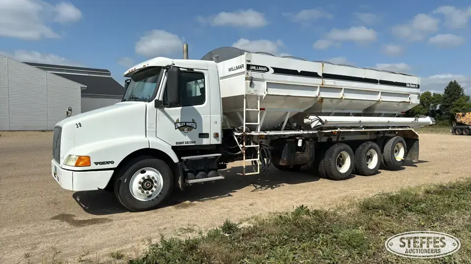 2000 Volvo VNM Tender Truck