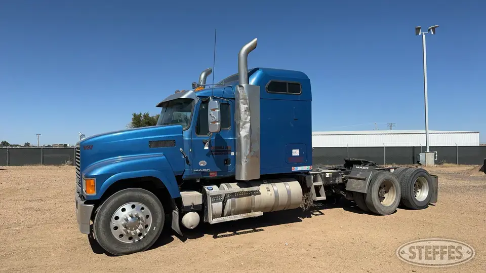 2015 Mack CHU613 Conventional Truck with Sleeper