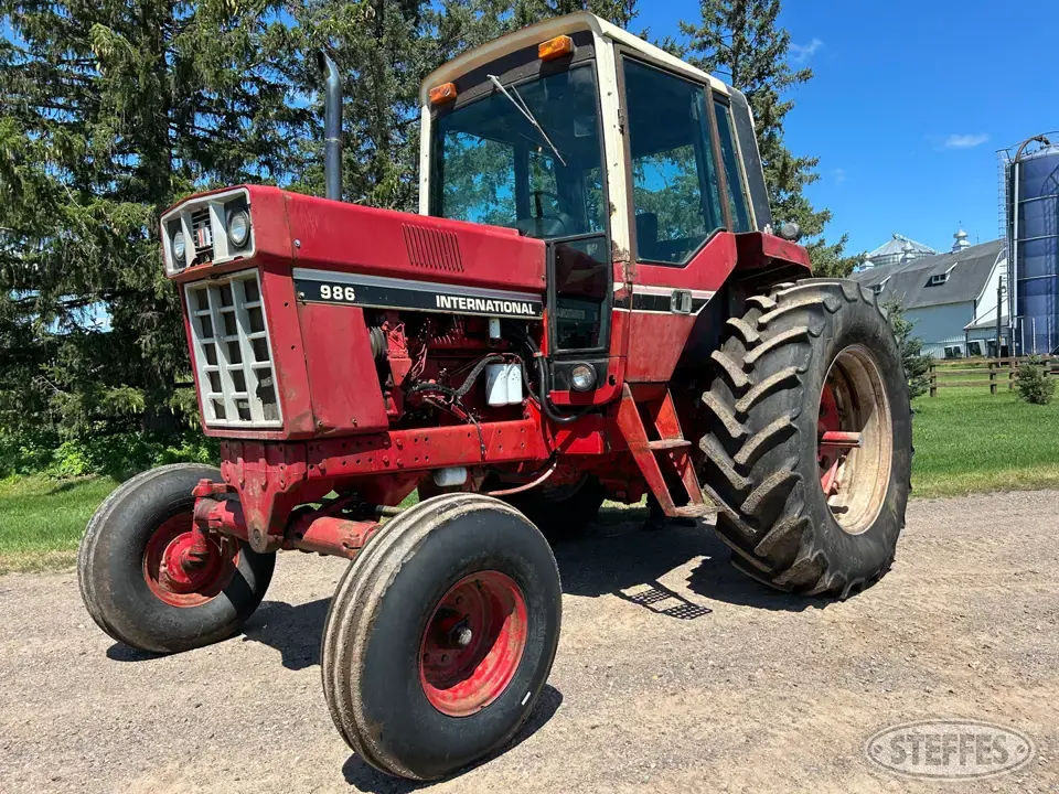 1980 International 986 2WD Tractor