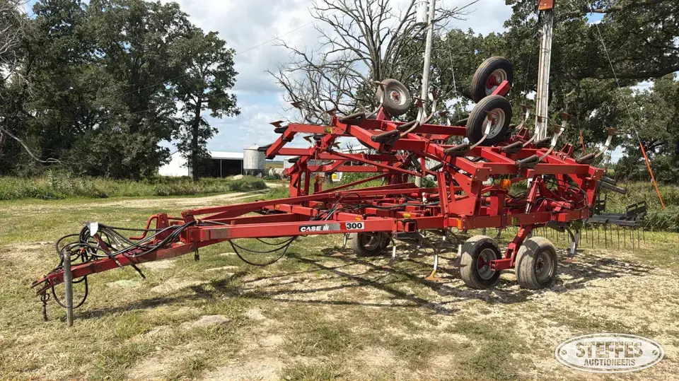 Case IH 4300 Field Cultivator