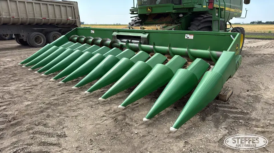 1987 John Deere 844 Corn Head