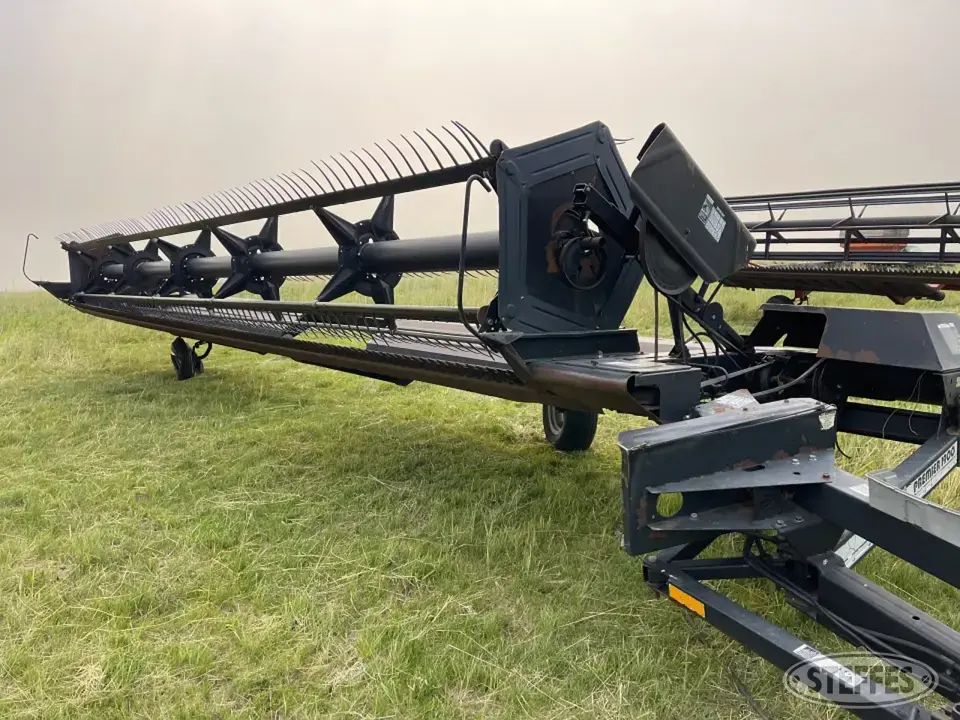 1995 MacDon 1900 Pull-Type Swather