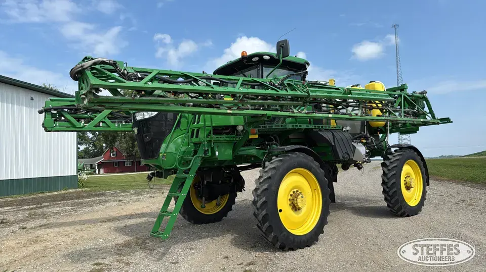 John Deere R4038 Self-Propelled Sprayer
