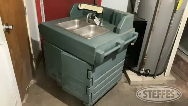 Cambro Mfg. Mobile Hand Sink