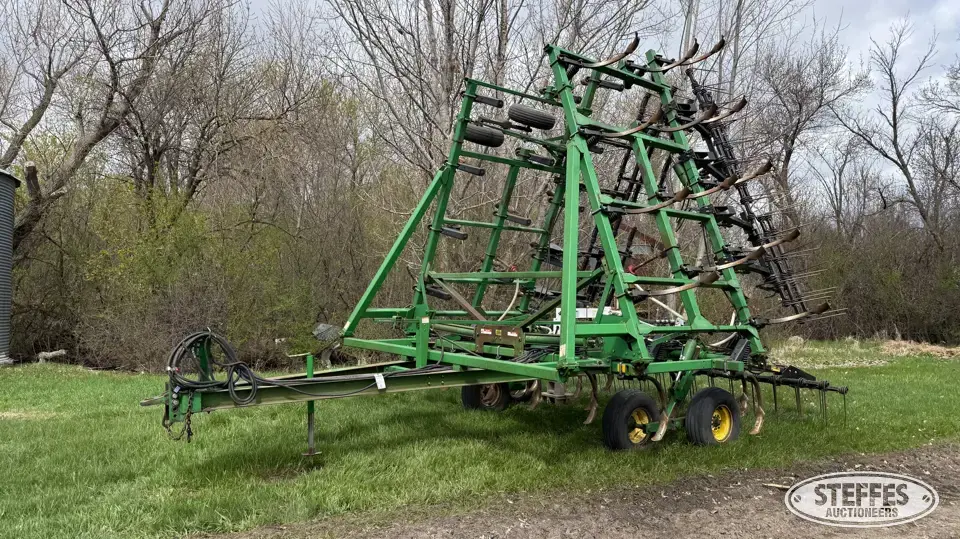 John Deere 610 Chisel Plow