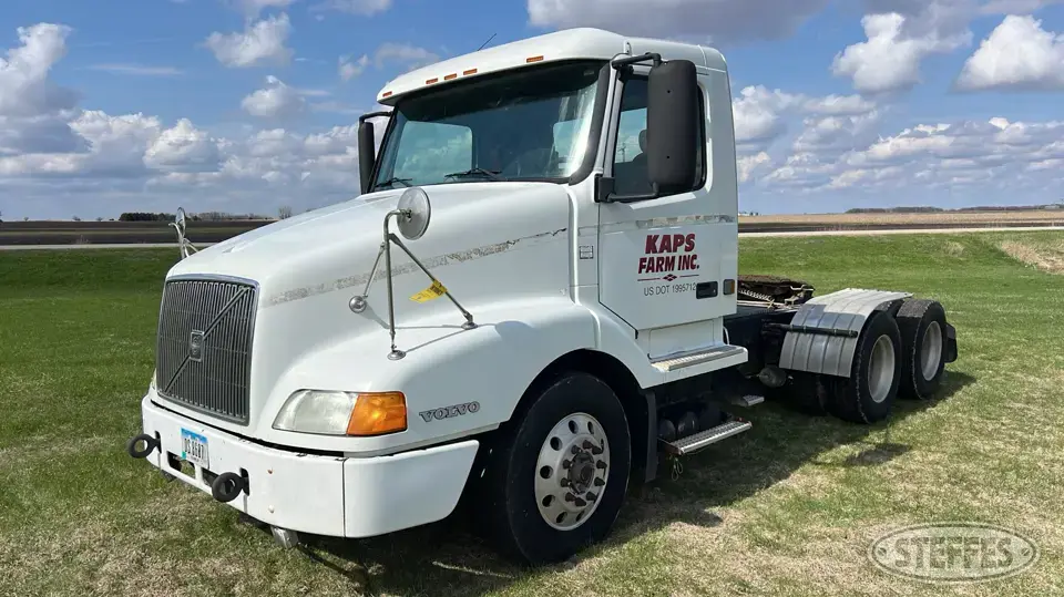 1999 Volvo VNL64T Conventional Truck without Sleeper