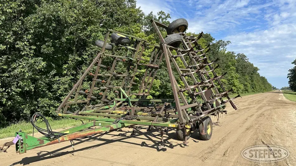 John Deere 960 Field Cultivator