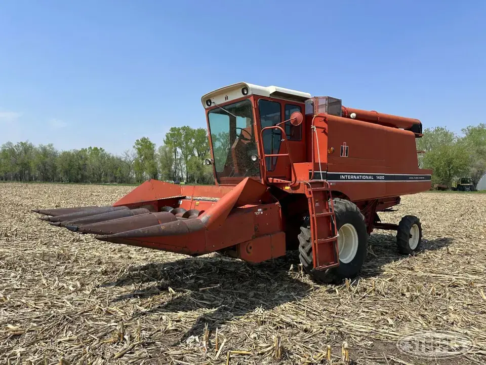 1981 International 1420 Combine