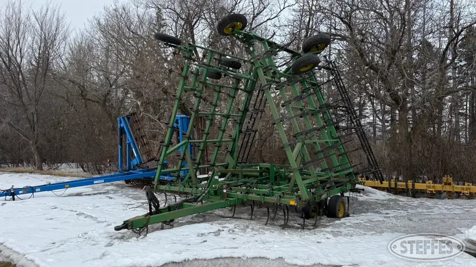 John Deere 980 Field Cultivator