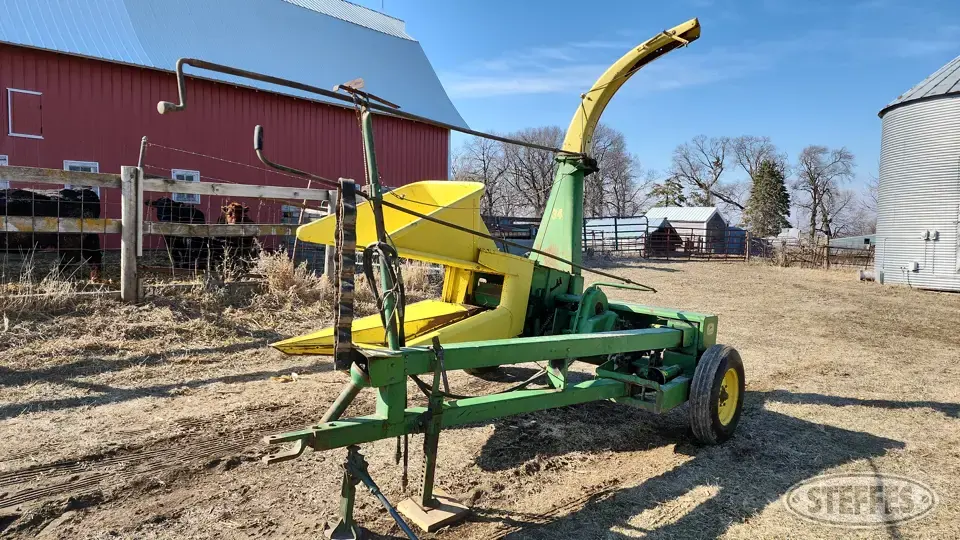 John Deere 34 Pull-Type Harvester
