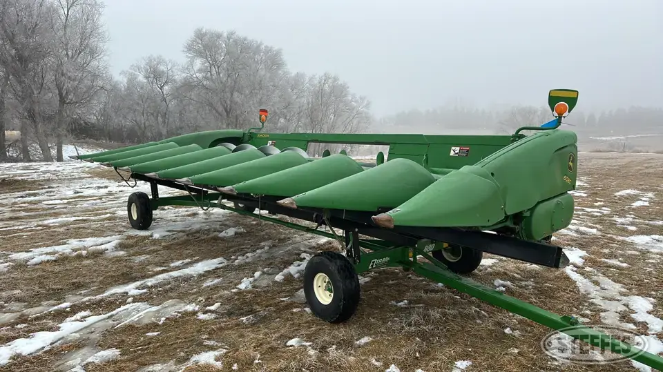 2011 John Deere 608C Corn Head