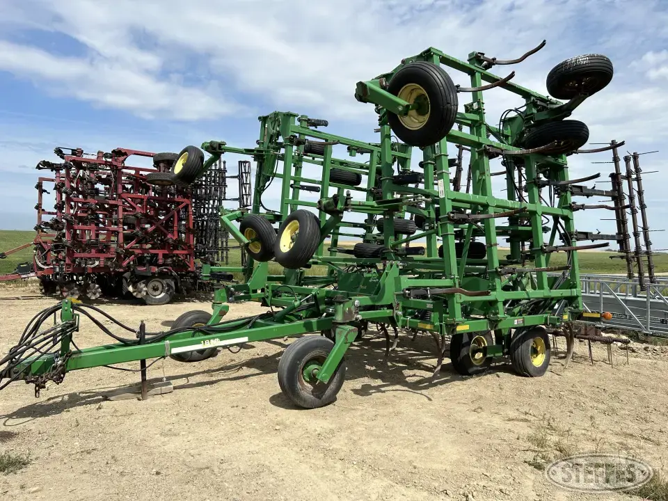 John Deere 1810 Chisel Plow