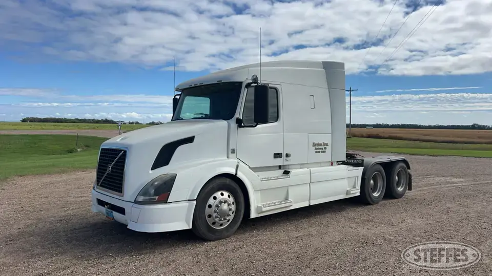 2009 Volvo VNL630 Conventional Truck with Sleeper