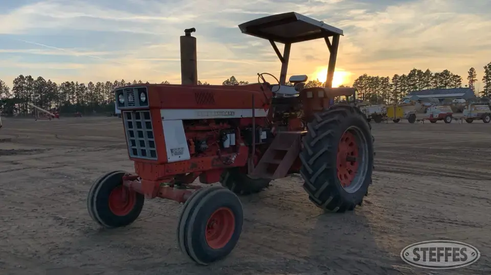 1972 International 966 2WD Tractor