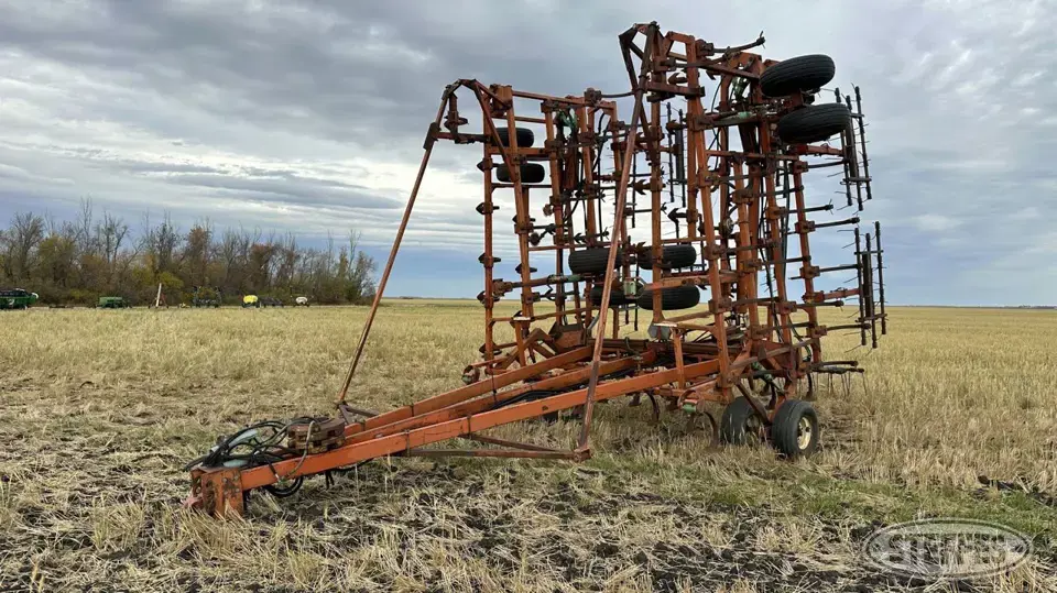 Allis-Chalmers 1400 Field Cultivator