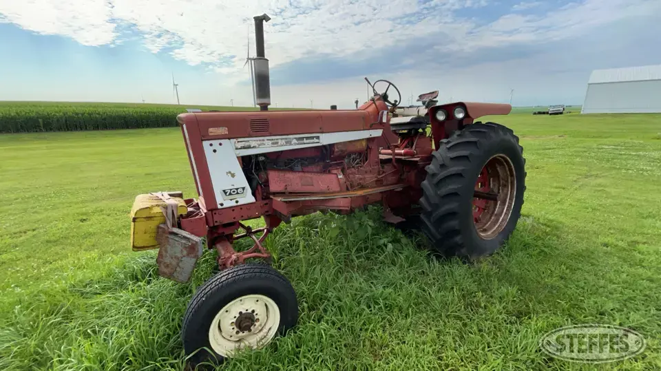 1965 Farmall 706 2WD Tractor