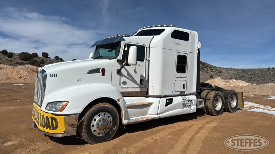 2012 Kenworth T600 Conventional Truck with Sleeper