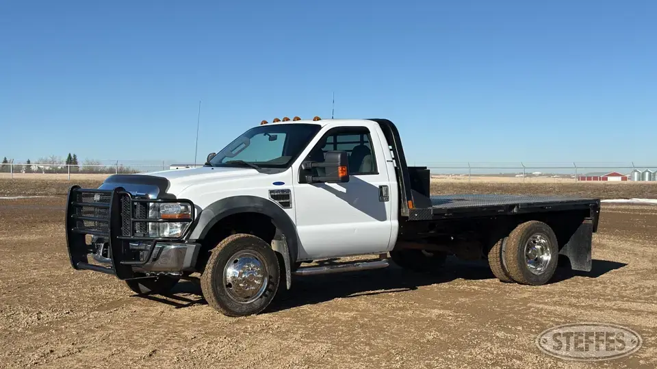 2010 Ford Super Duty F-450 XLT Flatbed Truck