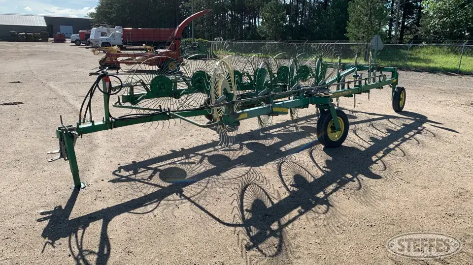John Deere 704 Rake