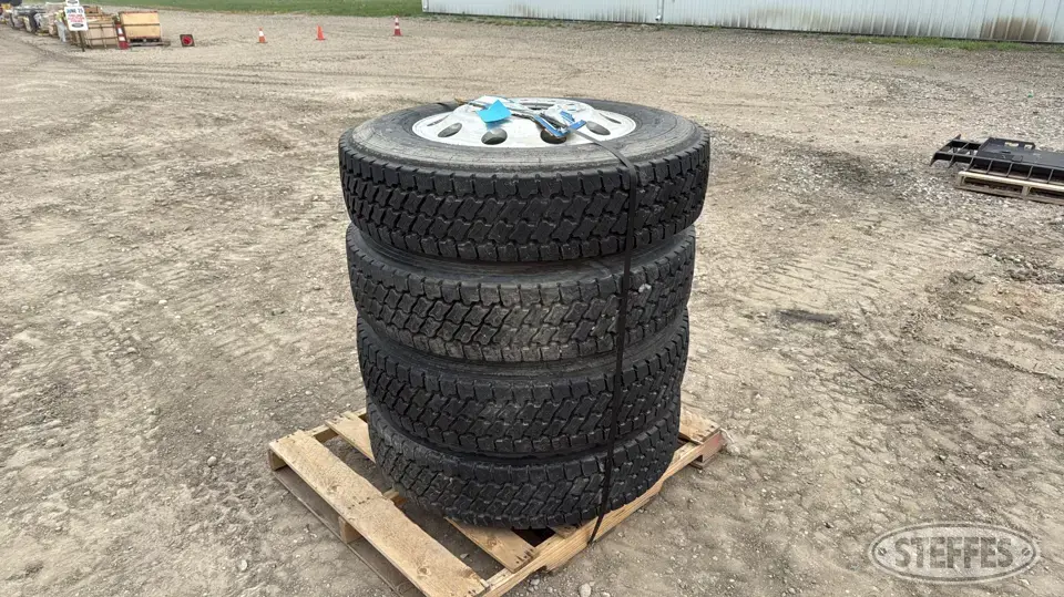 (4) Michelin 275/80R24.5 tires Truck Tire