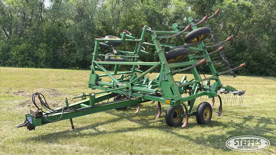 John Deere 610 Chisel Plow