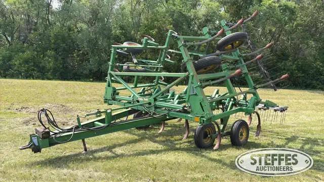 John Deere 610