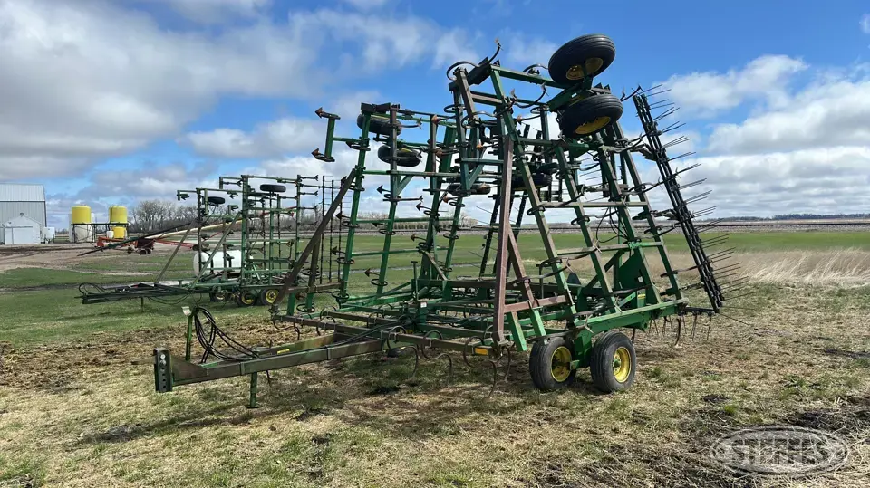 John Deere 960 Field Cultivator