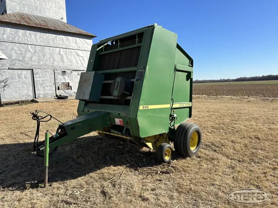 John Deere 530 Round Baler