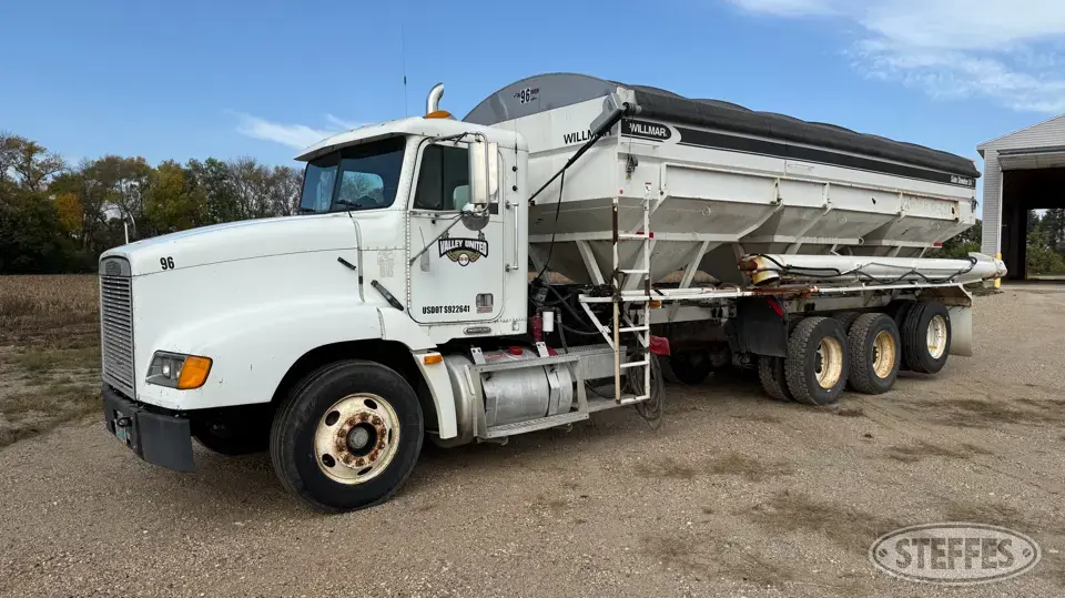 1999 Freightliner FLD112 Tender Truck
