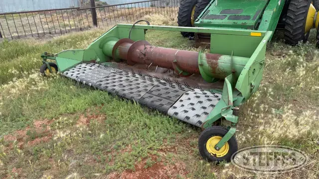 John Deere 212