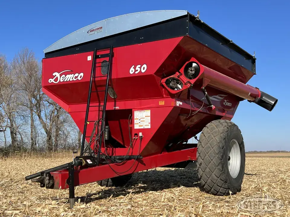 2010 Demco 650 Grain Cart