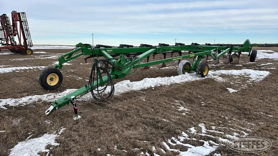 John Deere 3710 Plow