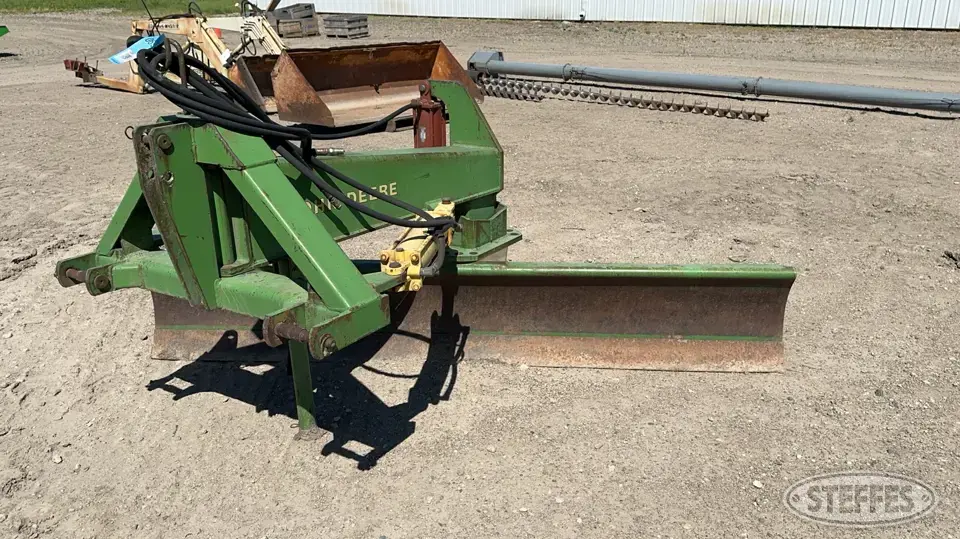 John Deere 115 Straight Blade