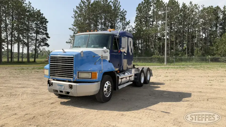 1999 Mack CH613 Conventional Truck with Sleeper