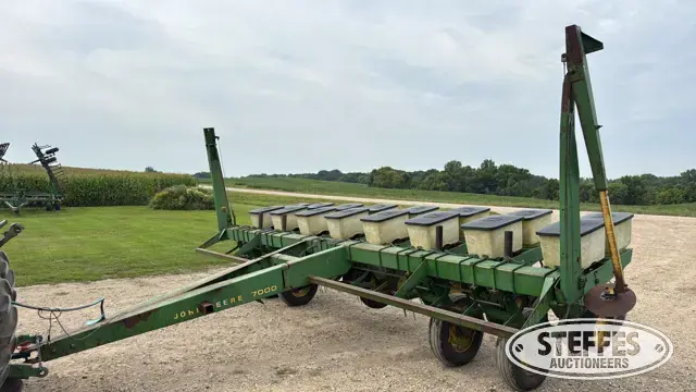 John Deere 7000