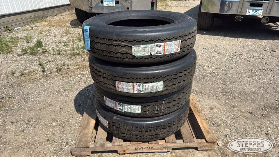(4) 255/70R22.5 tires Truck Tire