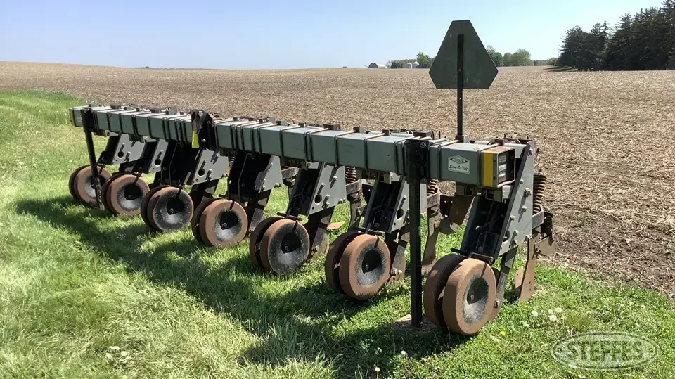 Hiniker 5000 Row Crop Cultivator
