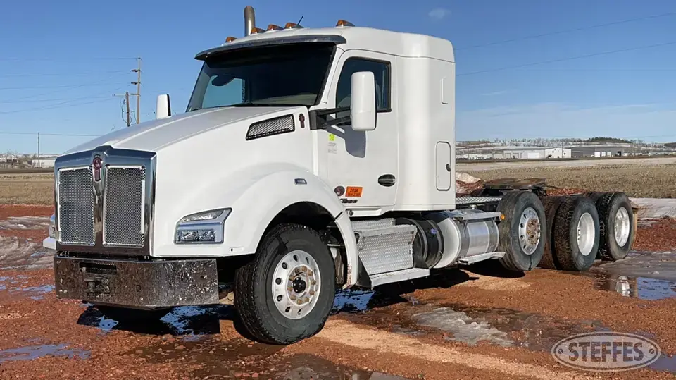 2020 Kenworth T880 Conventional Truck with Sleeper