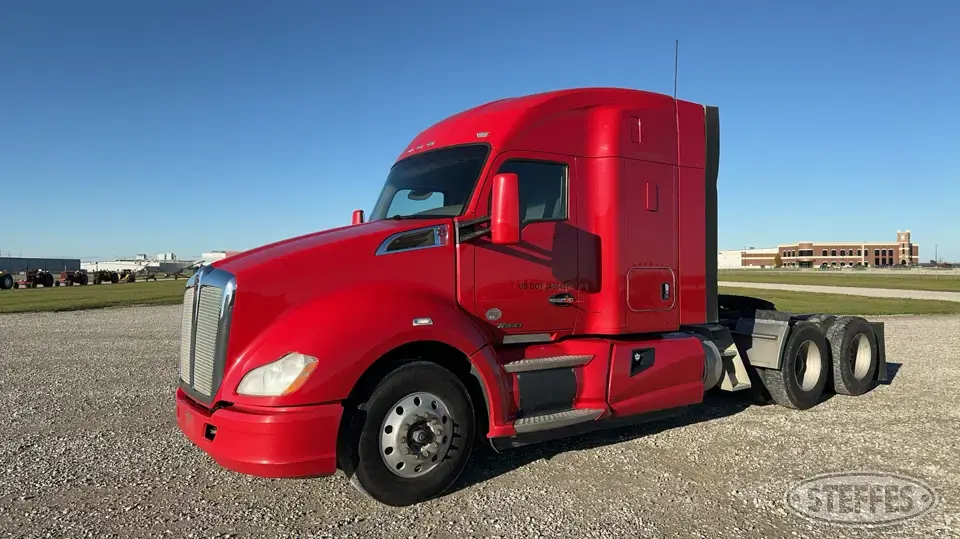 2015 Kenworth T680 Conventional Truck with Sleeper